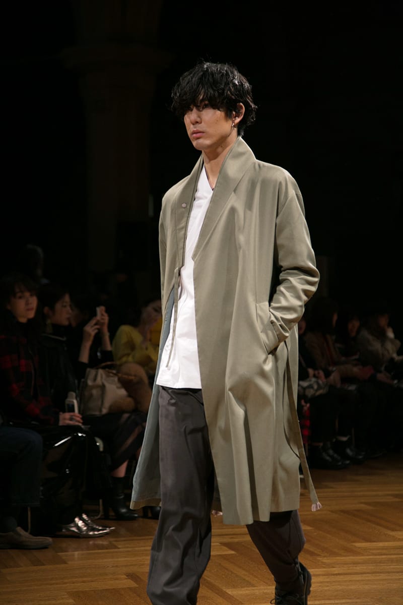 Foto de un modelo masculino caminando con un hanbok de fusión