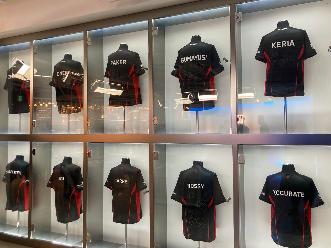 LoL League of Legends LCK сильнейшая лига, офис T1 в Каннам Сонджоннын HQ, магазин сувениров, кафе Arena, академия: отзыв о посещении