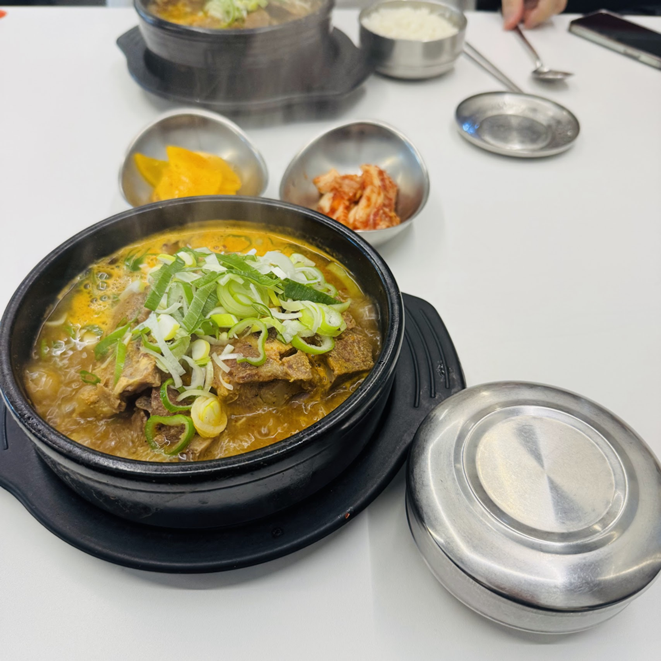 Onesta recensione del leggendario locale di zuppa di ossa di maiale di Hapjeong, a Seoul, in Corea: Shingane Ppalganjib뼈해장국!