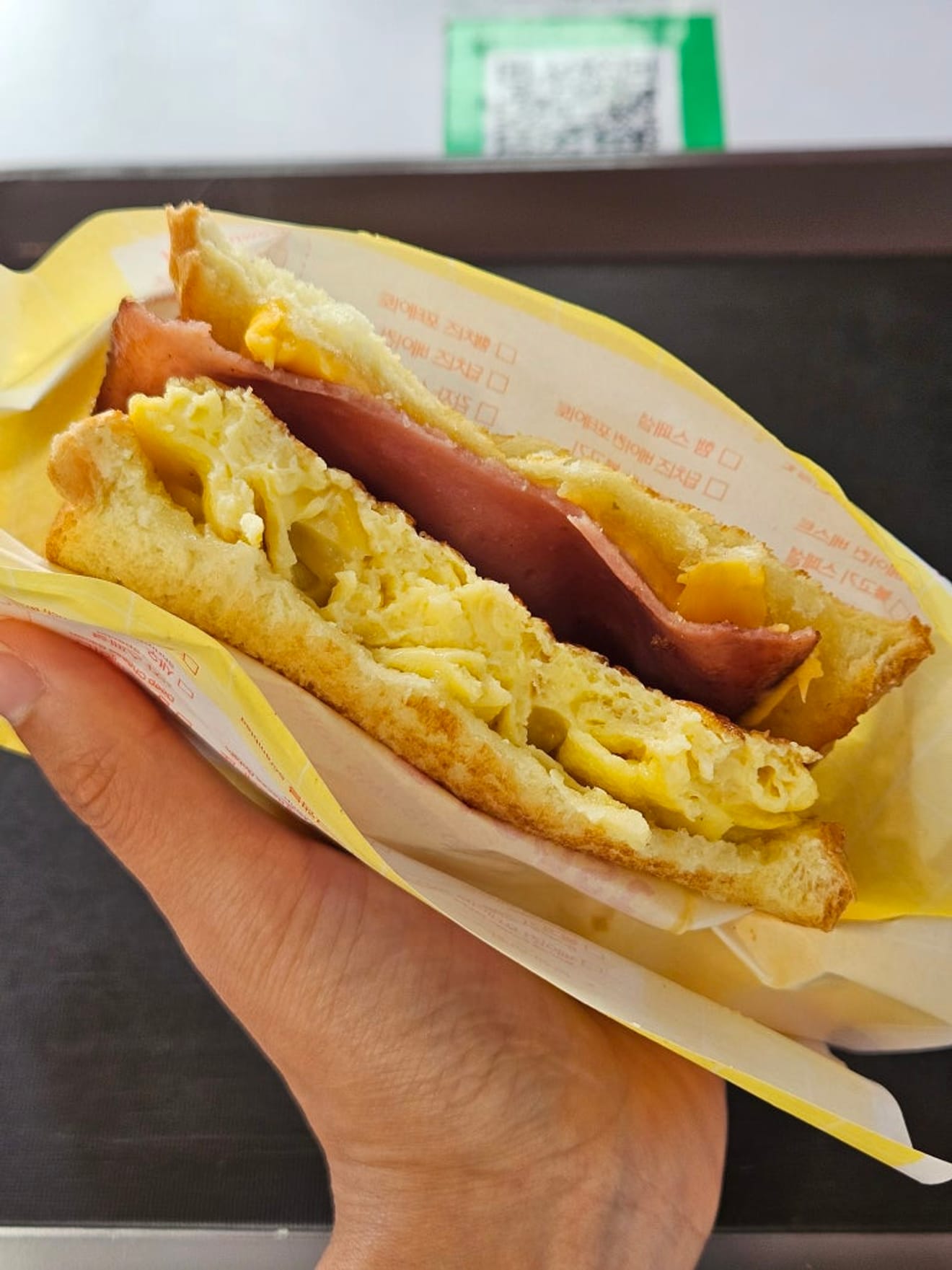 Scrramble Ham & Cheese Toast bei Isaac Toast in Sinchon gegessen