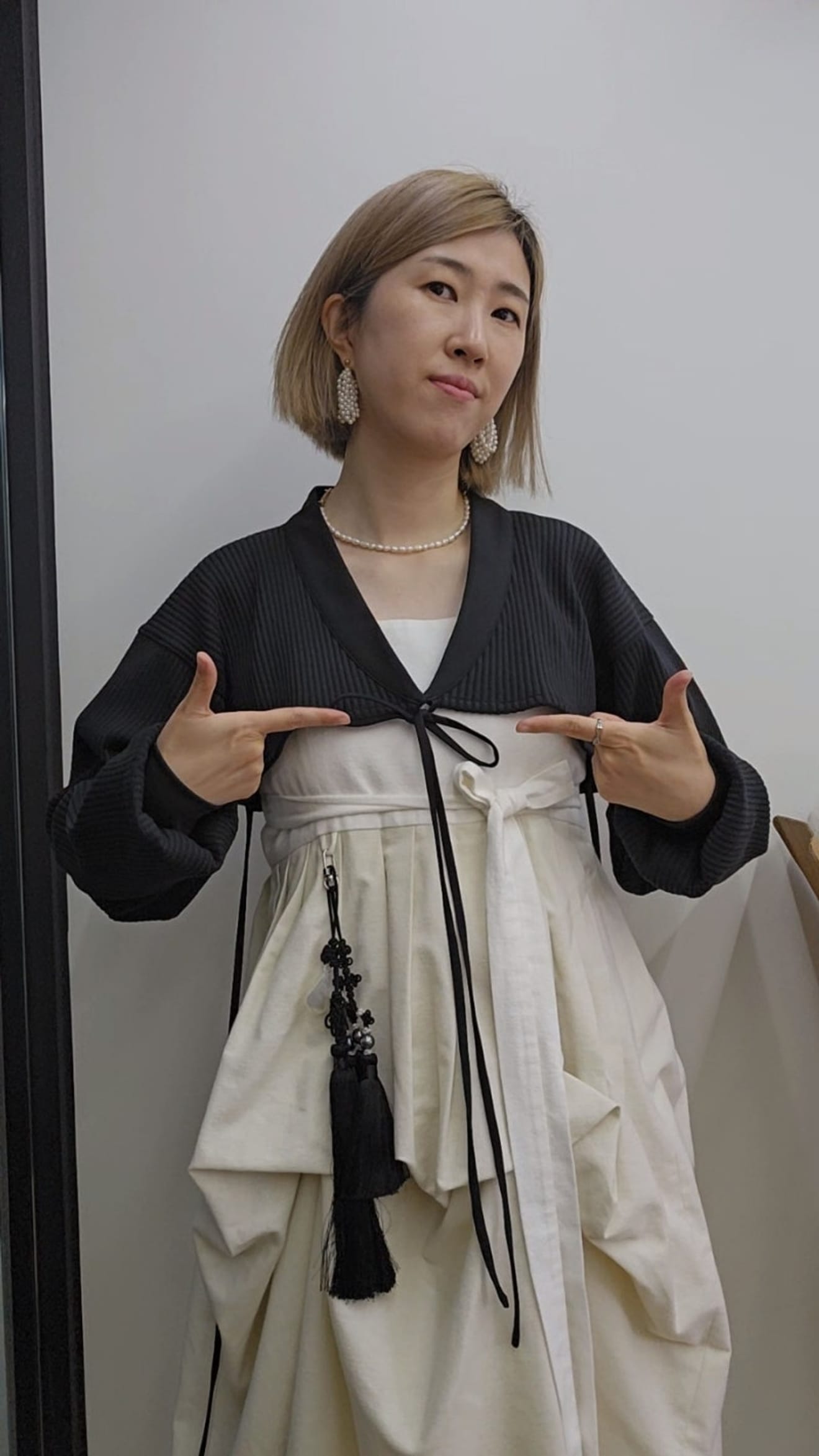 Wie wäre es mit moderner, alltagstauglicher Hanbok-Mode statt Prinzessinnen-Hanbok im Gyeongbokgung-Palast? _ Schwarzer & weißer Chic