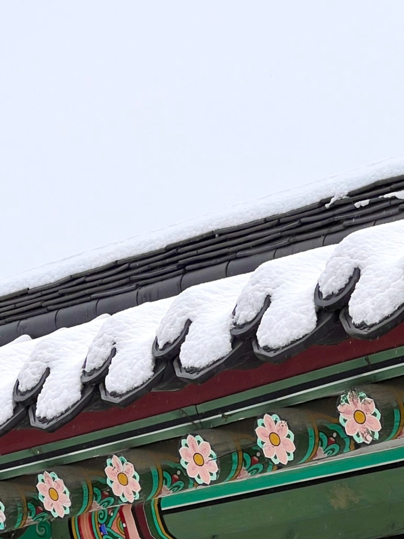 Winterreise im Changdeokgung Palast, erster Schneefall in Seoul 2025