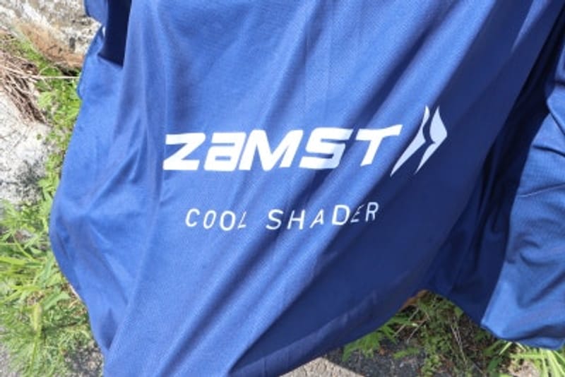 Consigli per l'equipaggiamento da running estivo: per la termoregolazione, scegli Zamst Cool Shader