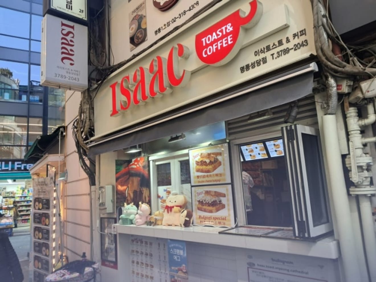Iszak Toast a Myeongdong-székesegyház közelében