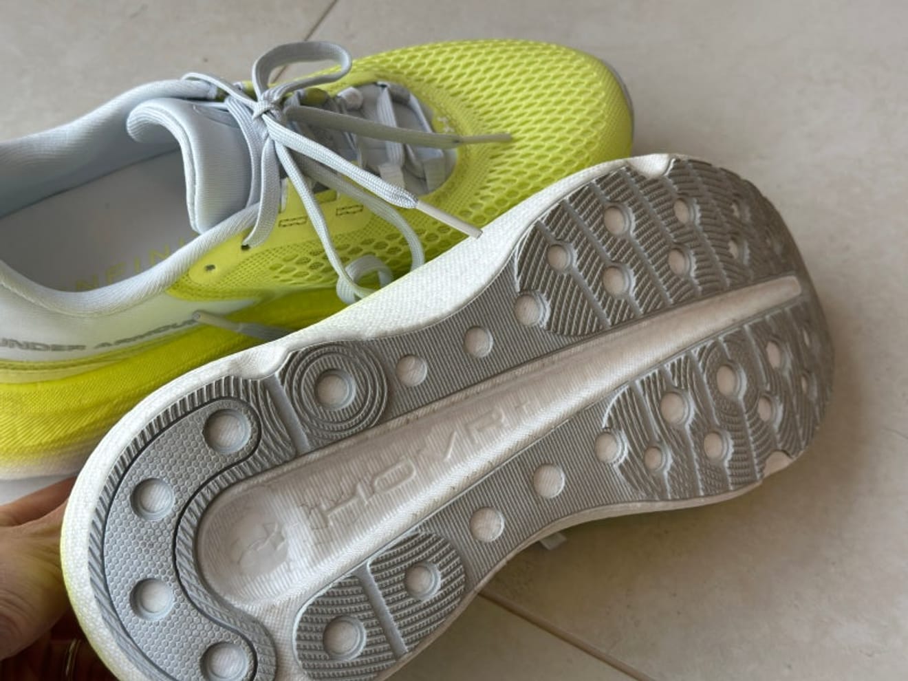 รองเท้าวิ่งเดลี่สำหรับสุภาพสตรีที่แนะนำ Under Armour Infinite Elite 2