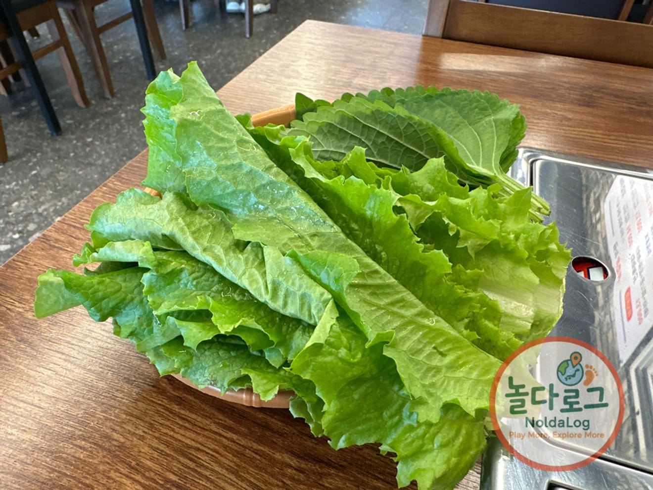 상추와 깻잎이 넉넉한 반석삼겸살 쌈 구성.