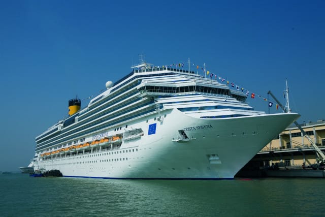 Vista della nave da crociera COSTA SERENA ormeggiata