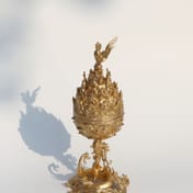 Zdjęcie miniaturowej złotej kadzielnicy