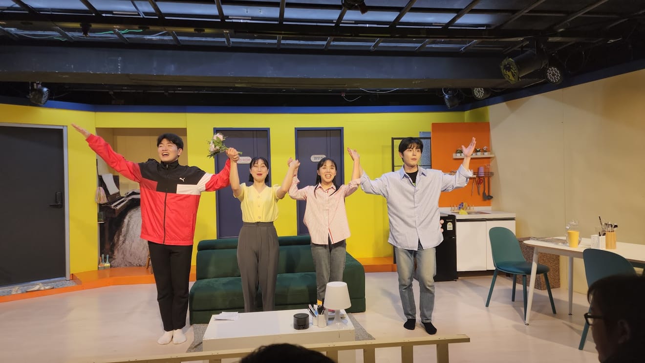 [Play Review] 'Falling in Love: D100', a Romantic Comedy in Daehakro Perfect for Couples' Dates