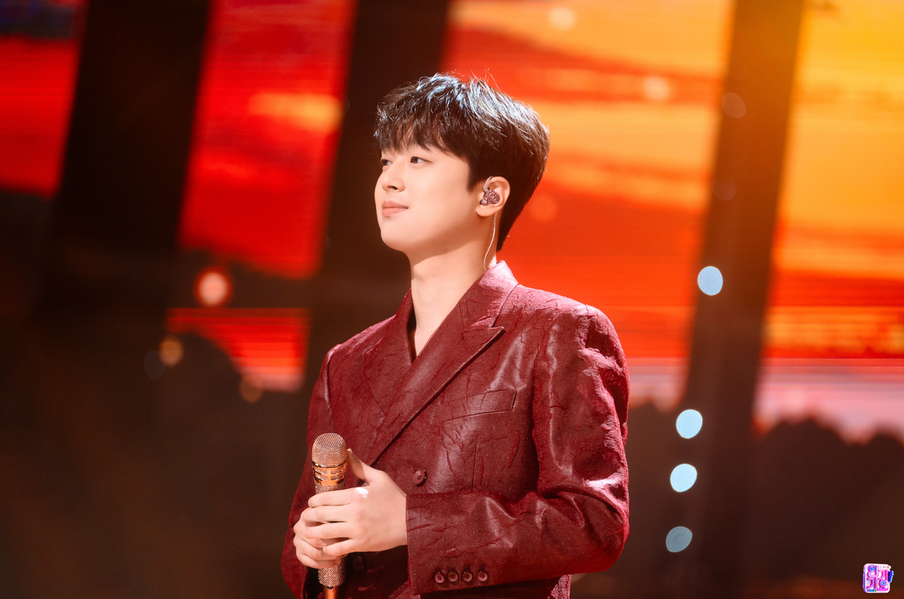 Cantante Lee Chan-won in azione: apparizione a SBS Inkigayo