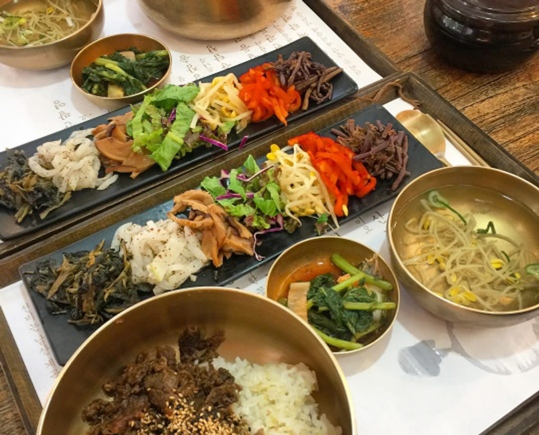 비빔밥은 어떻게 세계인의 입맛을 사로잡았을까? 그 비결을 파헤칩니다