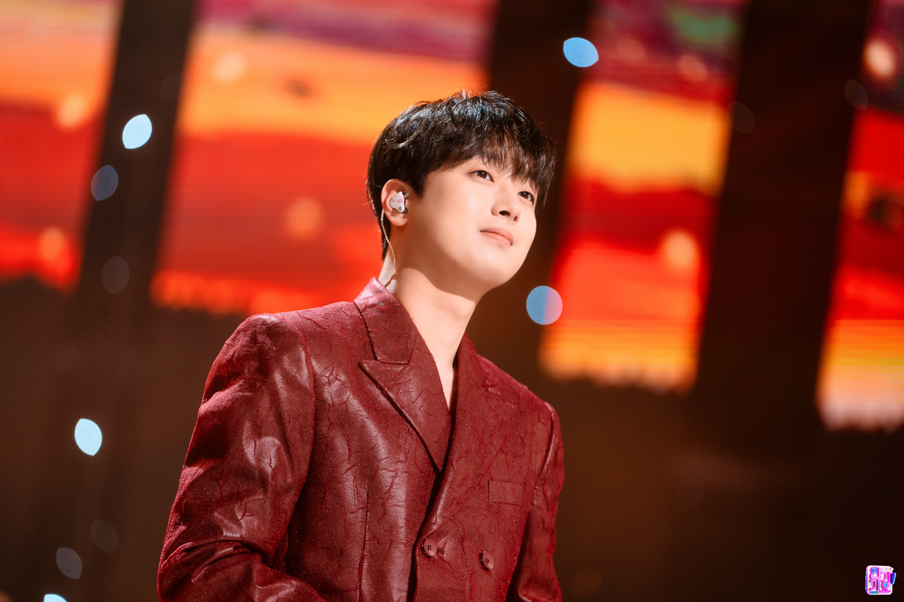 Cantante Lee Chan-won in azione: apparizione a SBS Inkigayo