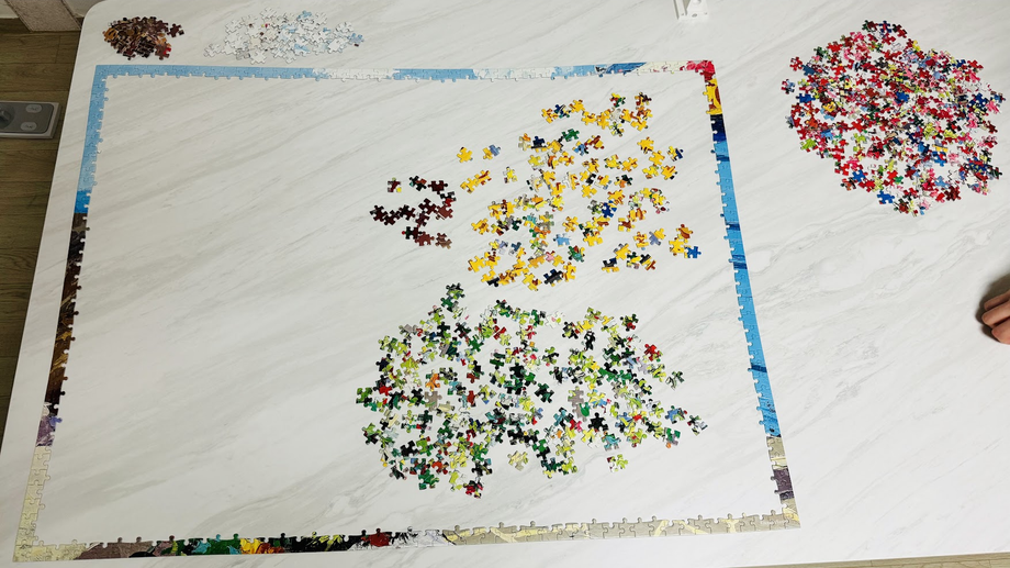 Foto puzzle jigsaw dengan tepi yang sudah selesai
