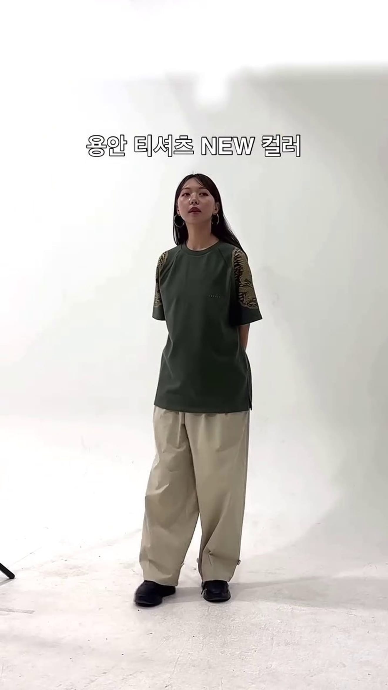 Lancio delle T-shirt con drago in blu navy e kaki! Evento: omaggio di un ornamento a forma di drago del valore di 50.000 won per acquisti superiori a 200.000 won