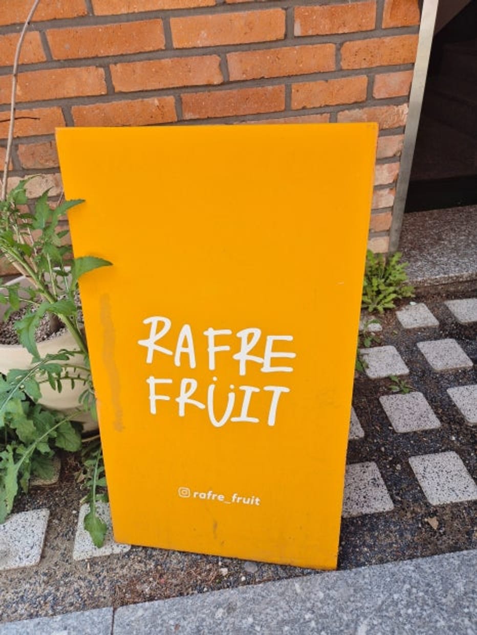 Ulasan dari Cafe La Pluie Flute Seongsu yang terkenal dengan kue stroberinya
