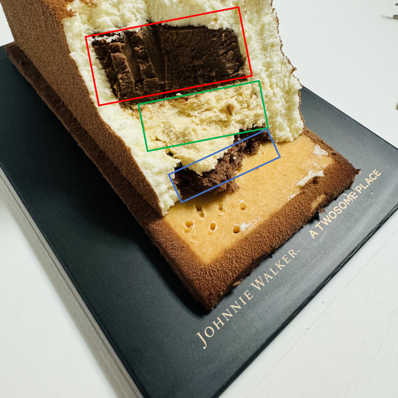 Corte transversal do tiramisu Johnnie Walker Black Label