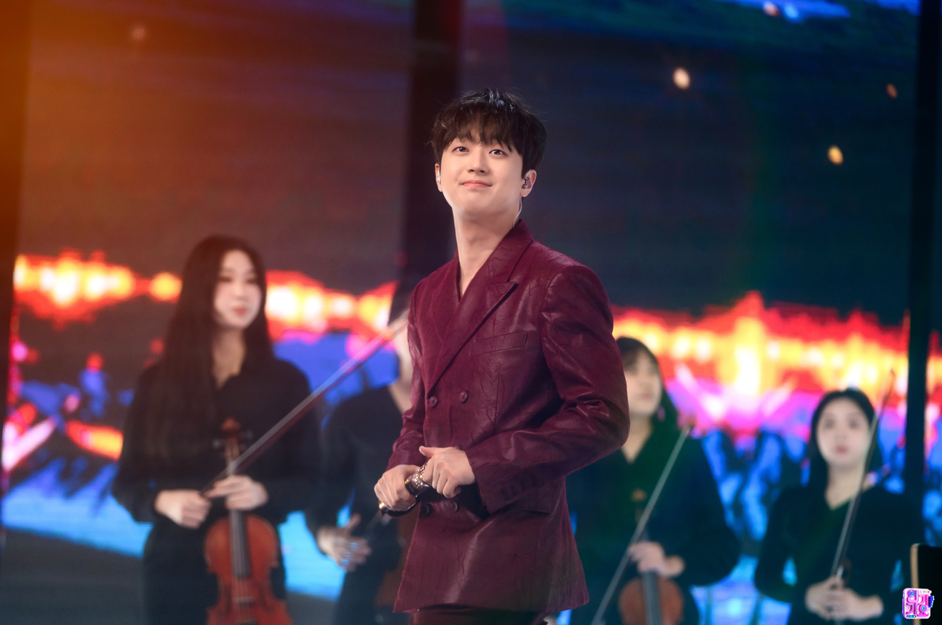 Cantante Lee Chan-won in azione: apparizione a SBS Inkigayo