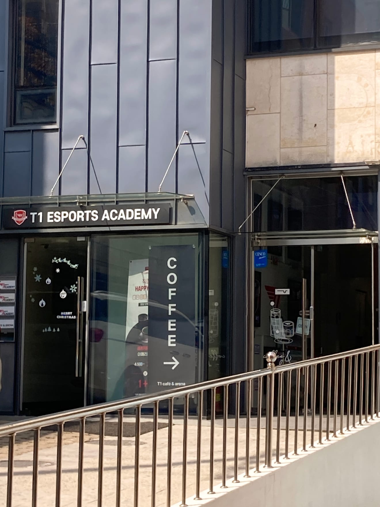 LoL League of Legends LCK сильнейшая лига, офис T1 в Каннам Сонджоннын HQ, магазин сувениров, кафе Arena, академия: отзыв о посещении