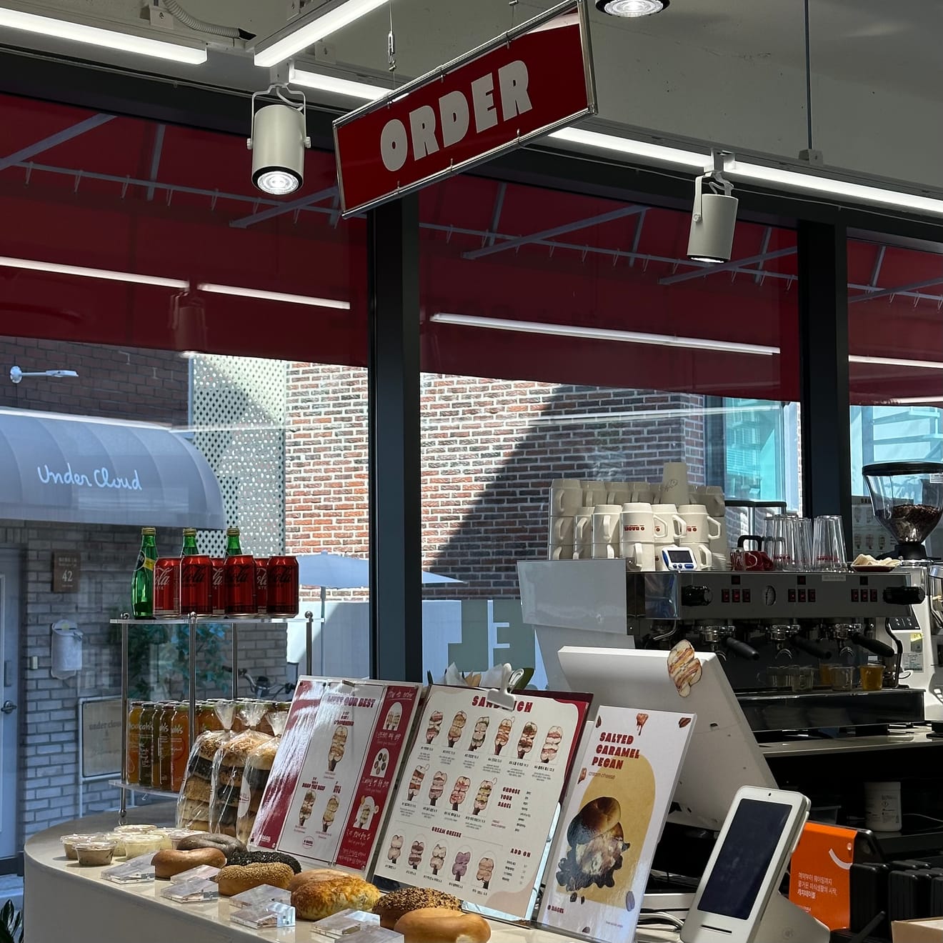 Látogatás a 합정 (Hapjeong) óriás kávézóba, az Obeygle House első koreai fiókjába