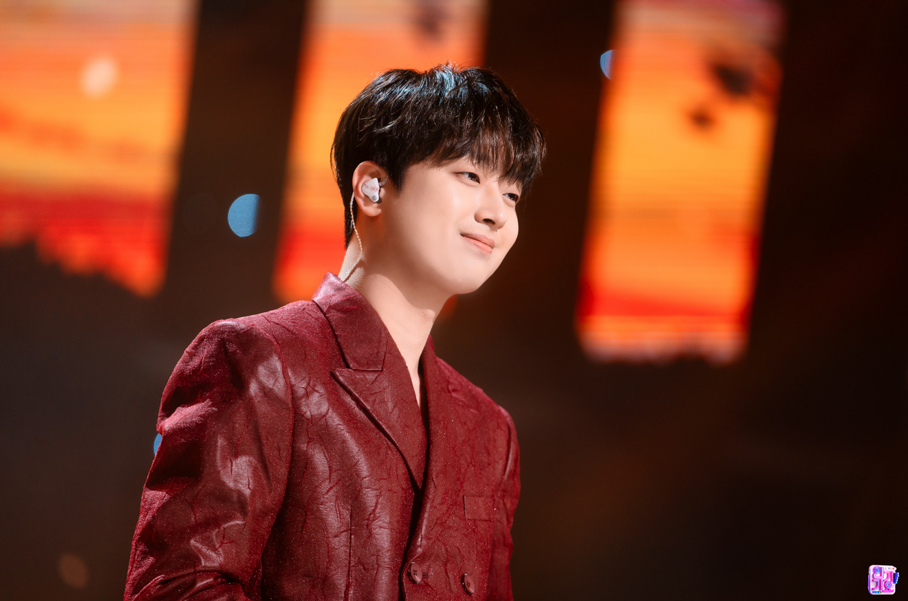 Cantante Lee Chan-won in azione: apparizione a SBS Inkigayo
