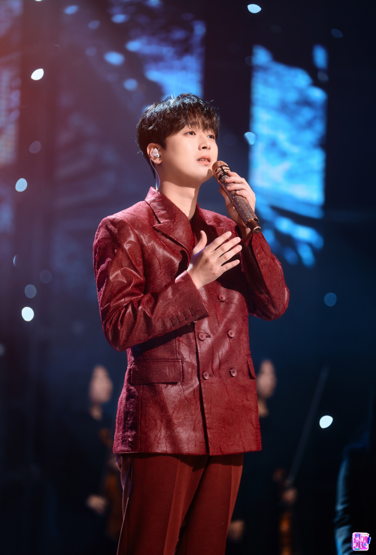 Cantante Lee Chan-won in azione: apparizione a SBS Inkigayo