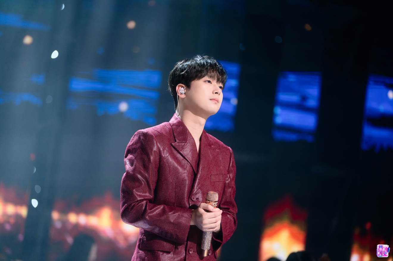 Cantante Lee Chan-won in azione: apparizione a SBS Inkigayo