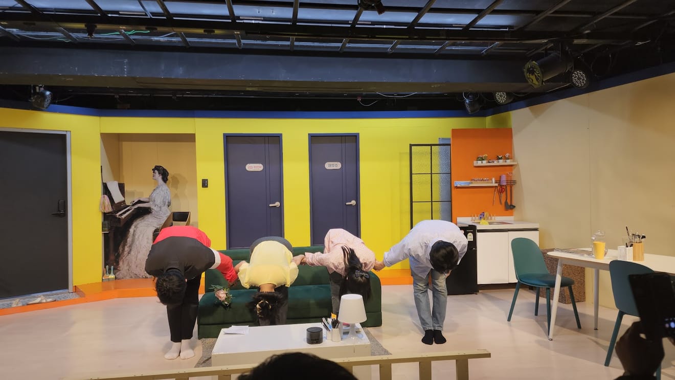 [Play Review] 'Falling in Love: D100', a Romantic Comedy in Daehakro Perfect for Couples' Dates
