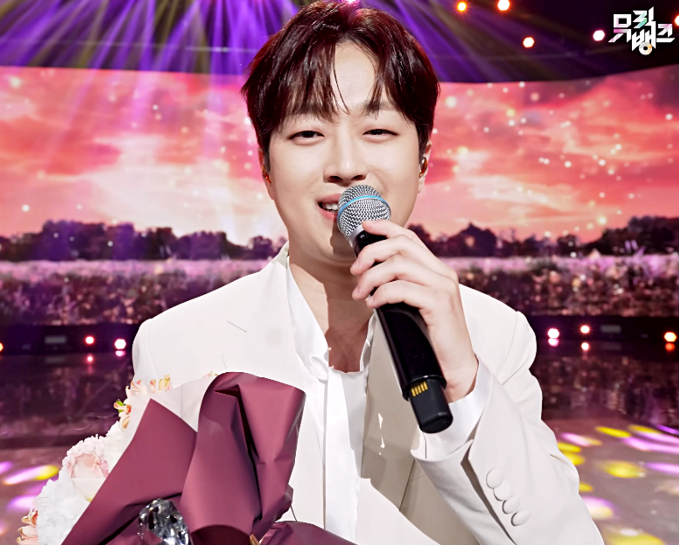 Lee Chan-won "Chuyến Du Hành Bầu Trời" giành hạng nhất trên Music Bank