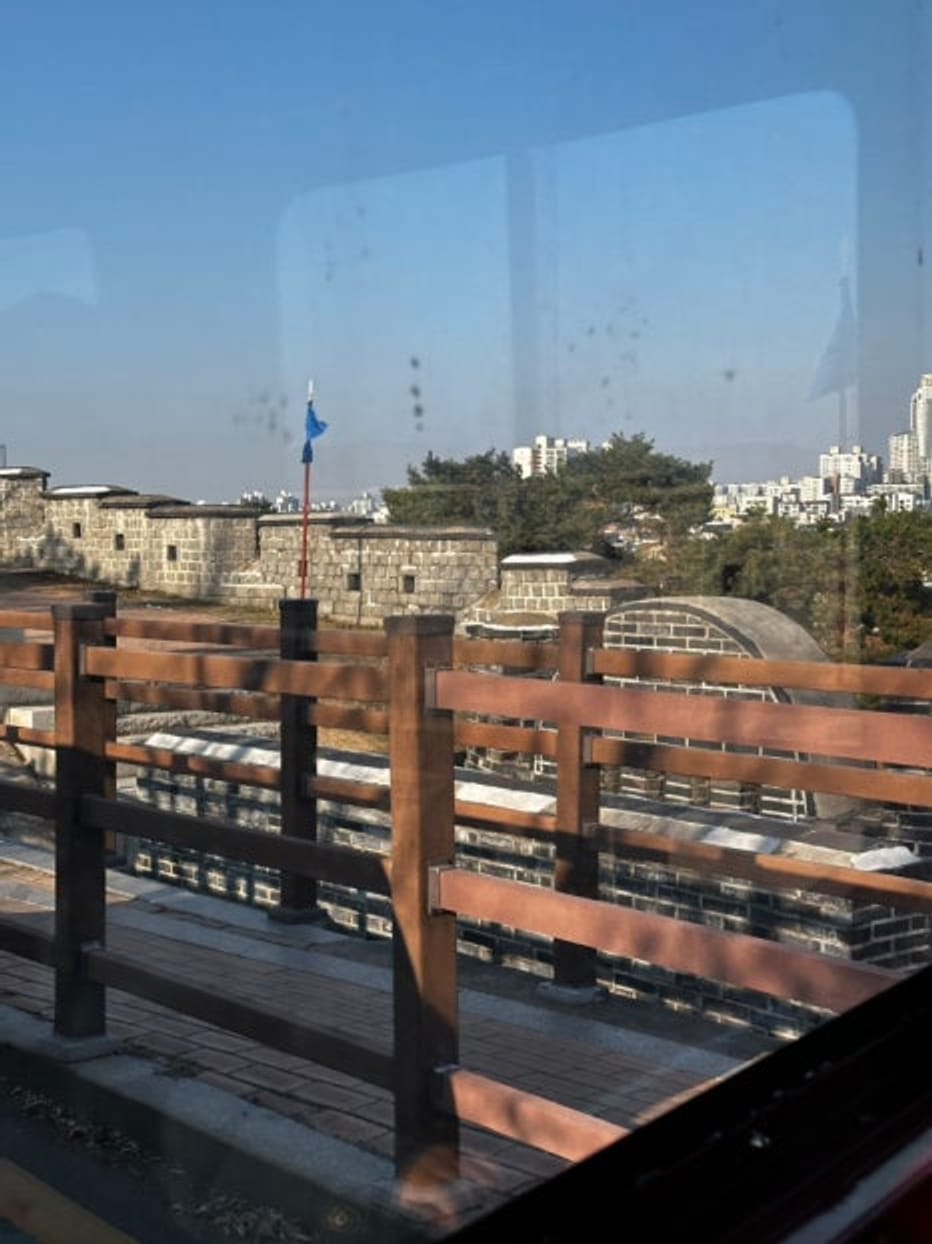 รีวิวการนั่งรถไฟท่องเที่ยวป้อมปราการซูวอนในฤดูหนาว พร้อมจองตั๋ว