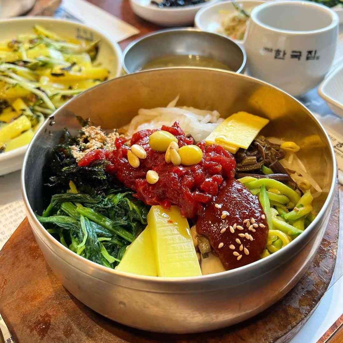 비빔밥은 어떻게 세계인의 입맛을 사로잡았을까? 그 비결을 파헤칩니다
