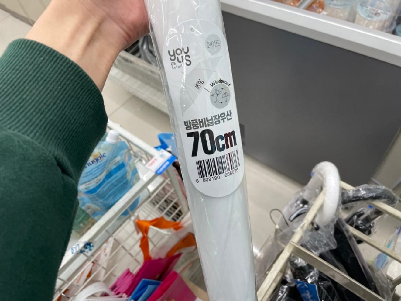 Árk összehasonlítás dél-koreai kényelmi boltok esernyőinek áráról (E-mart, GS25, Seven Eleven)