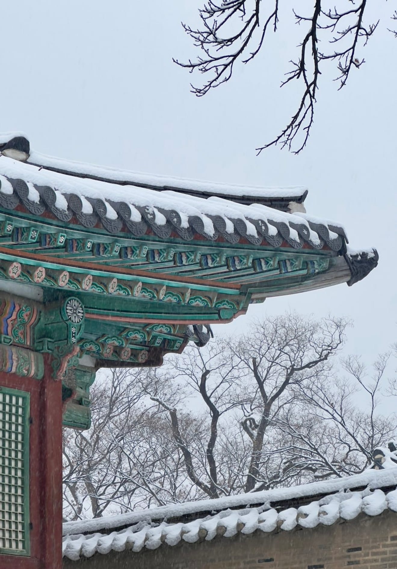 Winterreise im Changdeokgung Palast, erster Schneefall in Seoul 2025