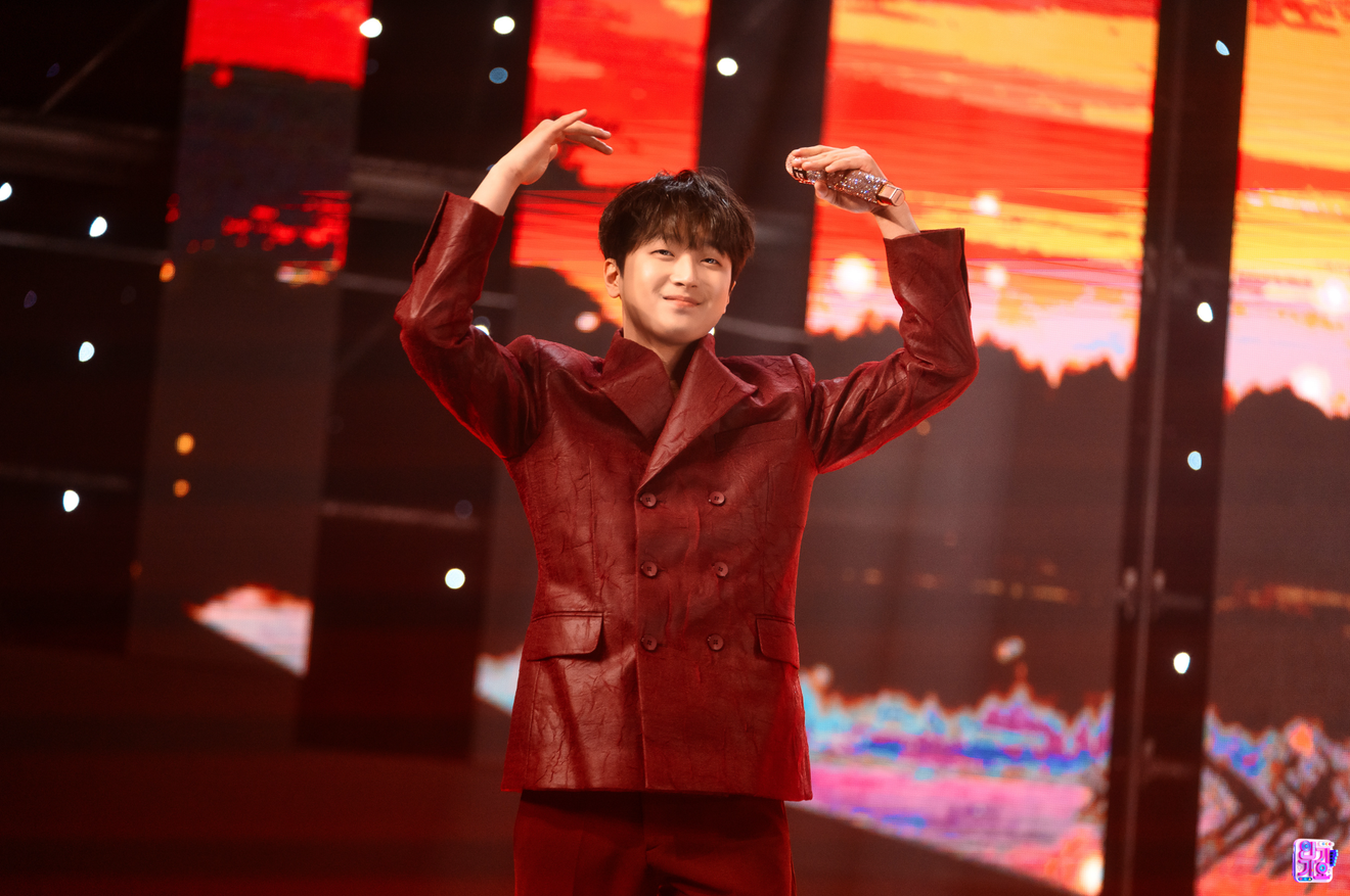 Cantante Lee Chan-won in azione: apparizione a SBS Inkigayo