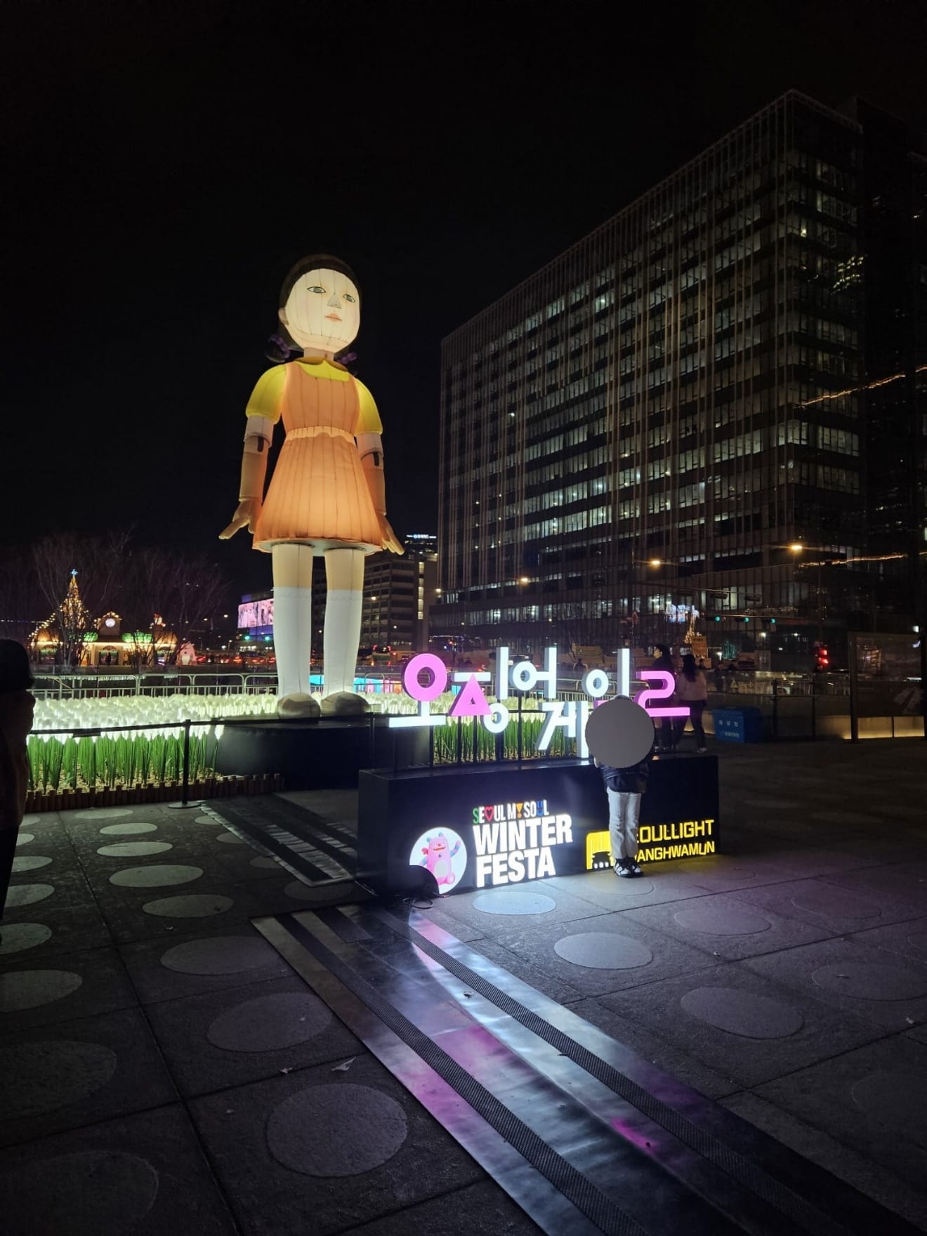 Squid Game-Figur „Yeong-hee“ erscheint am Gwanghwamun-Platz