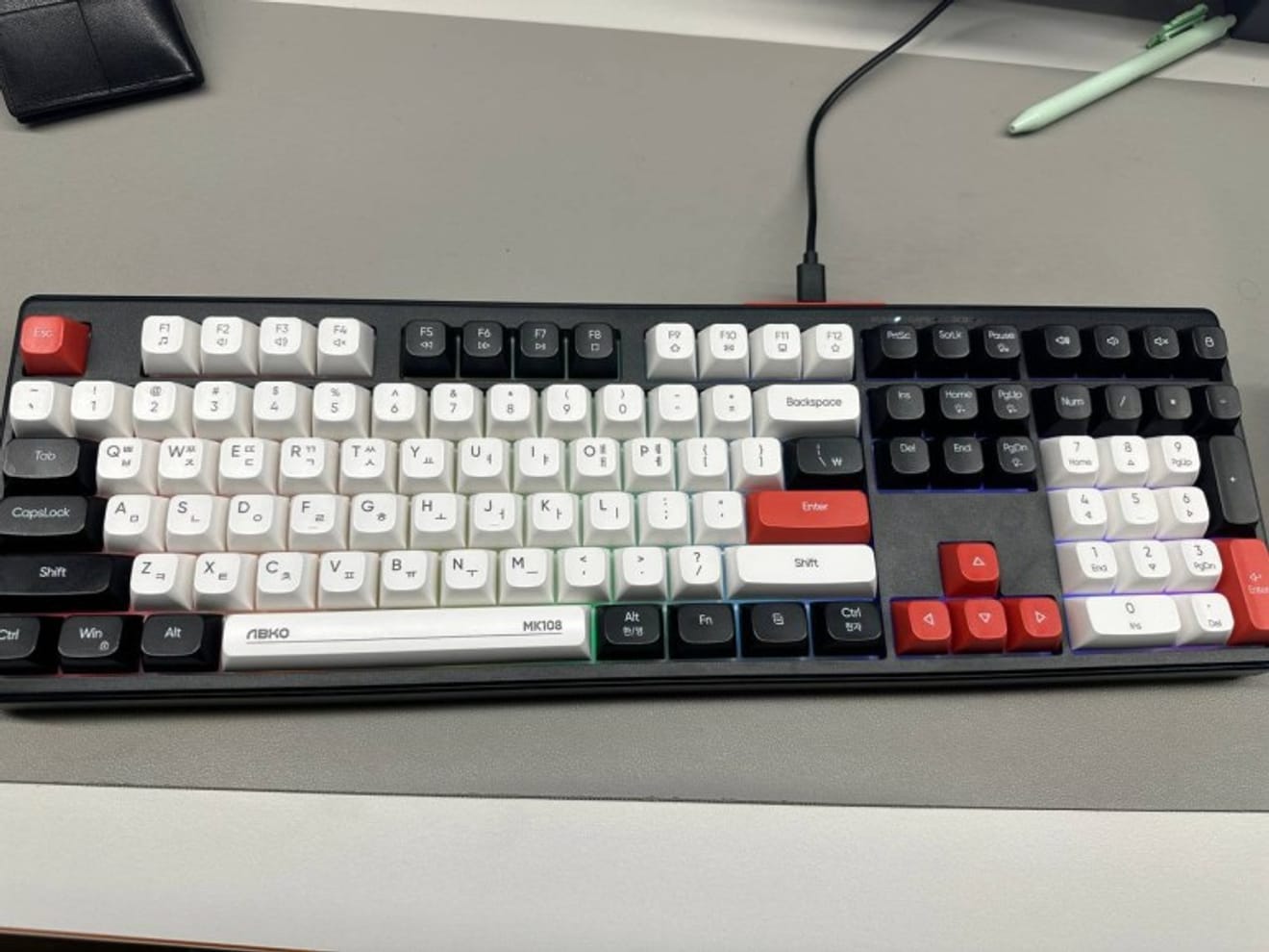 Avis d'utilisation simple du clavier silencieux ABKO MK108