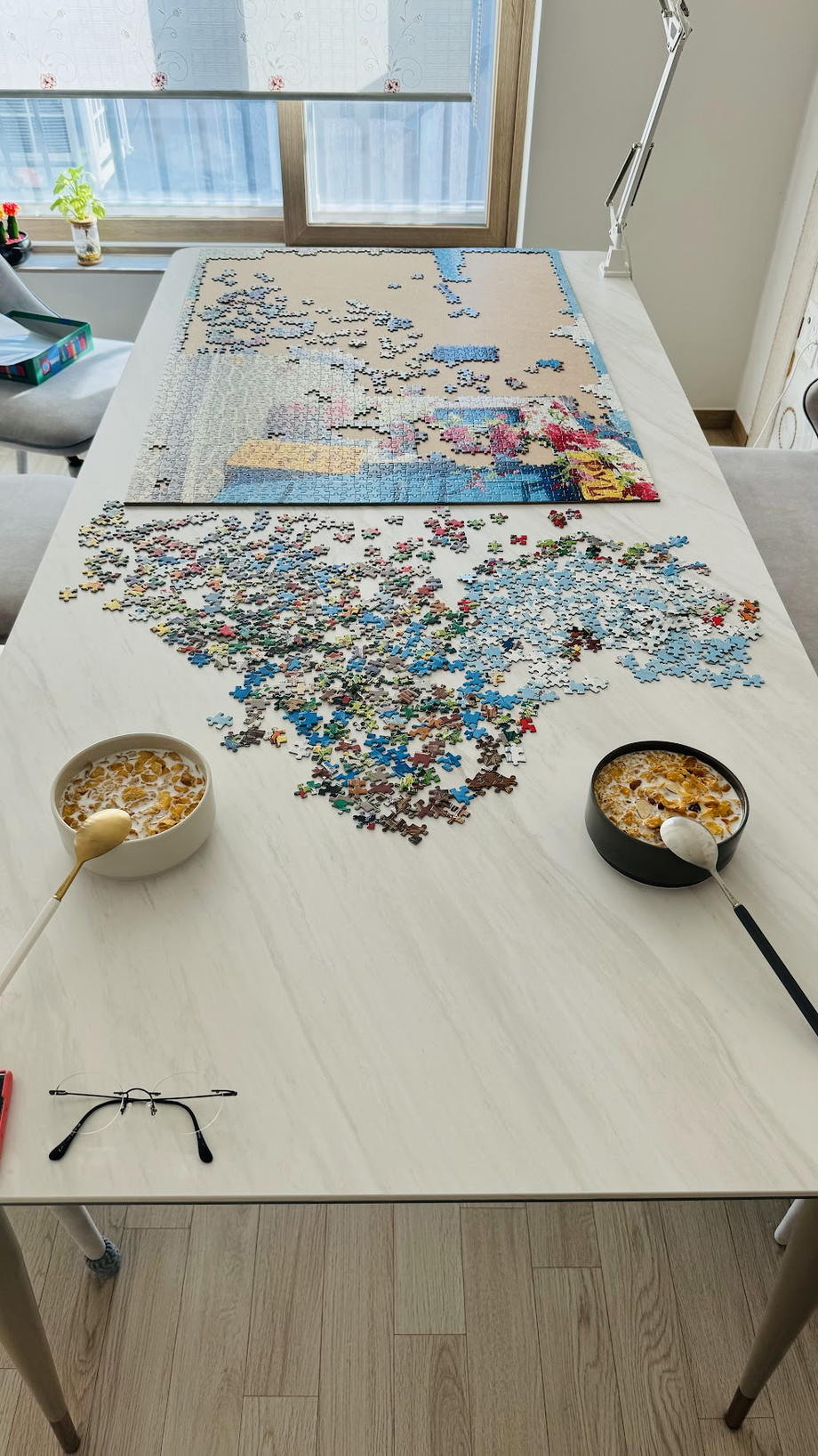 Foto eines Puzzles und Müsli auf dem Tisch
