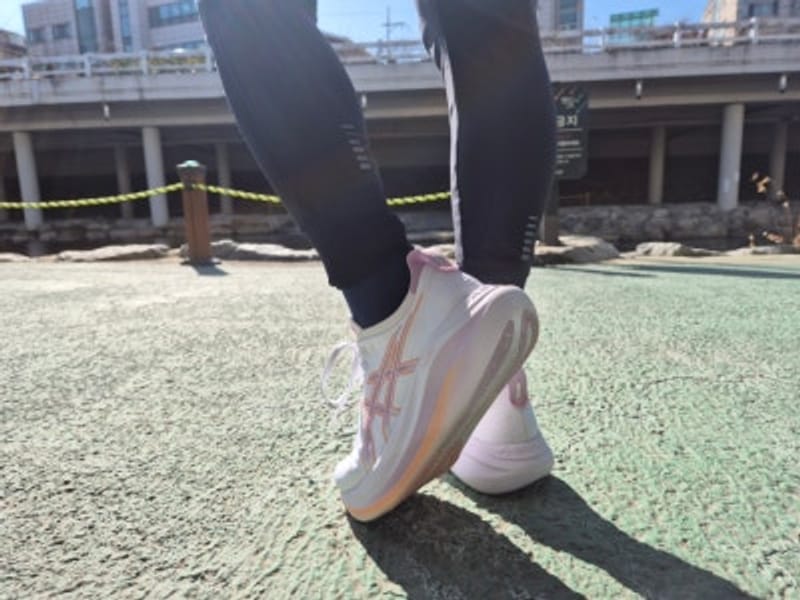 Review Sepatu Lari ASICS GEL-Nimbus 27 Setelah 20km: Rekomendasi Sepatu Olahraga untuk Wanita