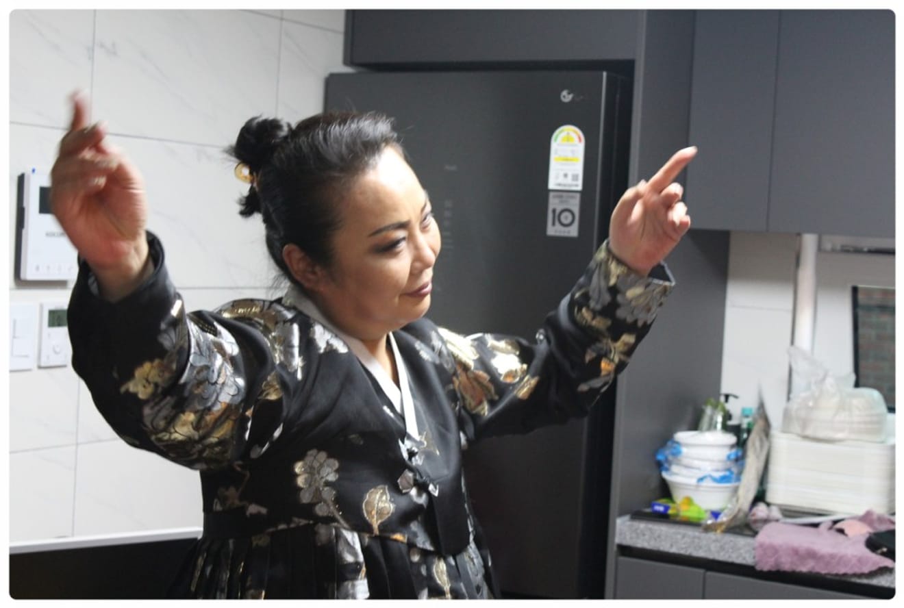 西大門占いの館、韓国の人気ユーチューバーダブルBと合同放送