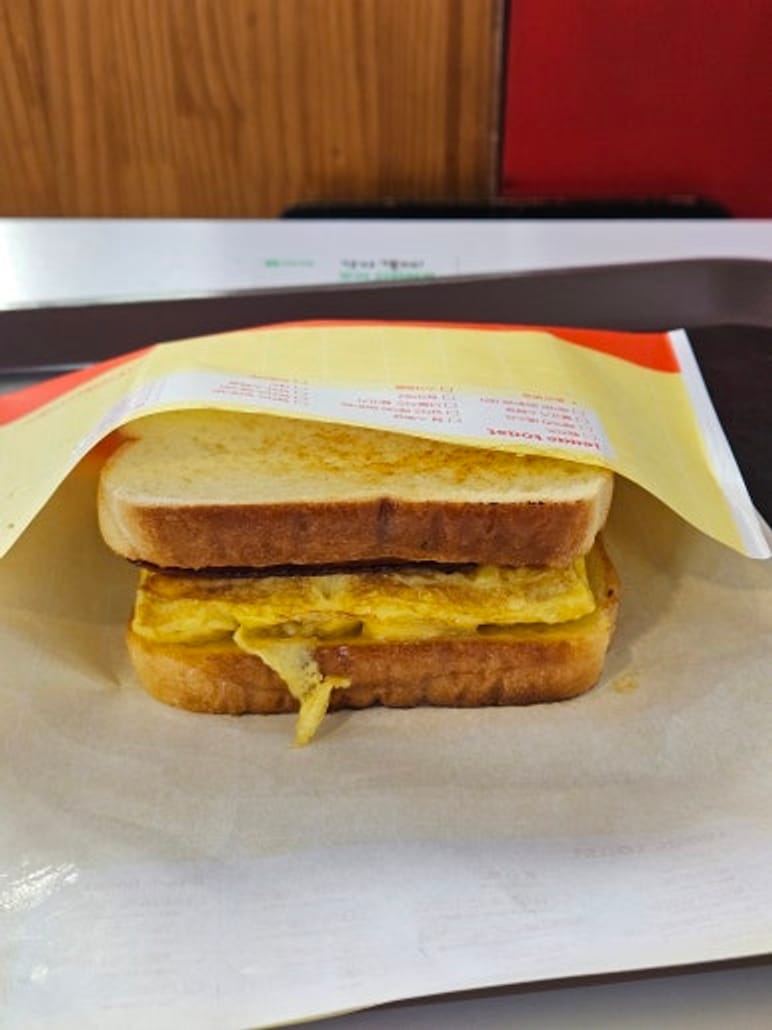Scrramble Ham & Cheese Toast bei Isaac Toast in Sinchon gegessen