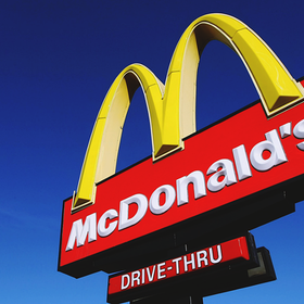 Минимальная заработная плата сотрудников McDonald's в США составляет 27 000 рублей? Владельцы франшизы в ярости...?