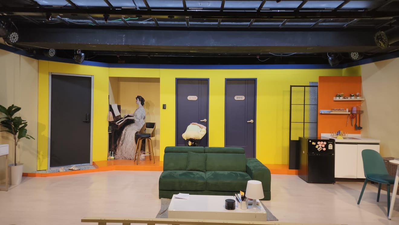 [Play Review] 'Falling in Love: D100', a Romantic Comedy in Daehakro Perfect for Couples' Dates