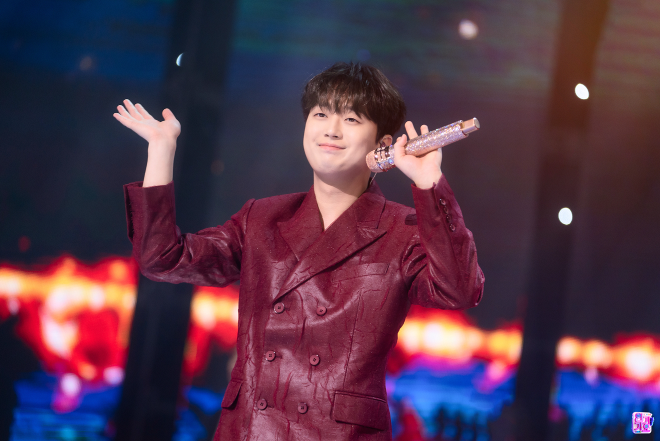 Cantante Lee Chan-won in azione: apparizione a SBS Inkigayo