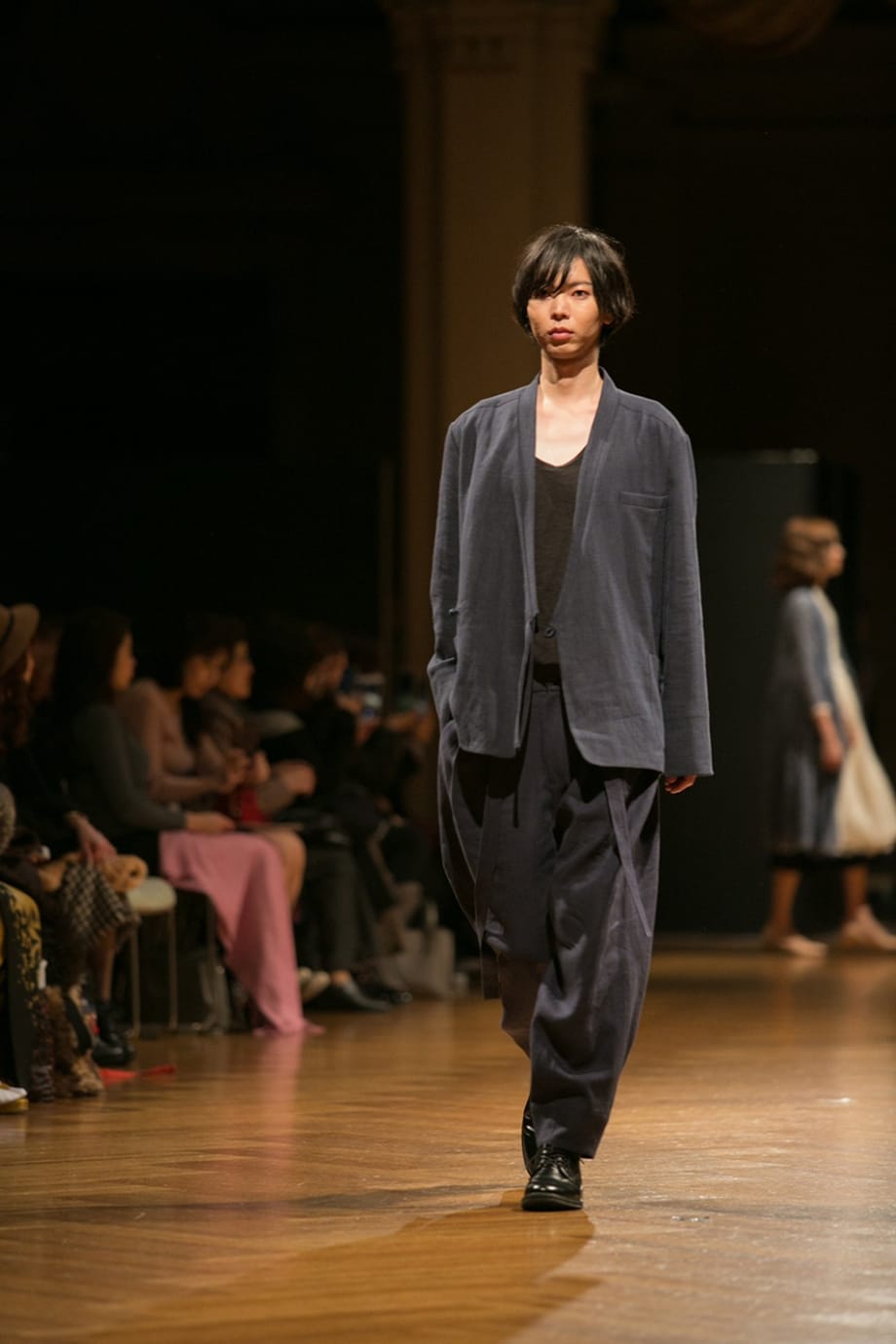 Mankenin fuzyon hanbok giydiği fotoğraf