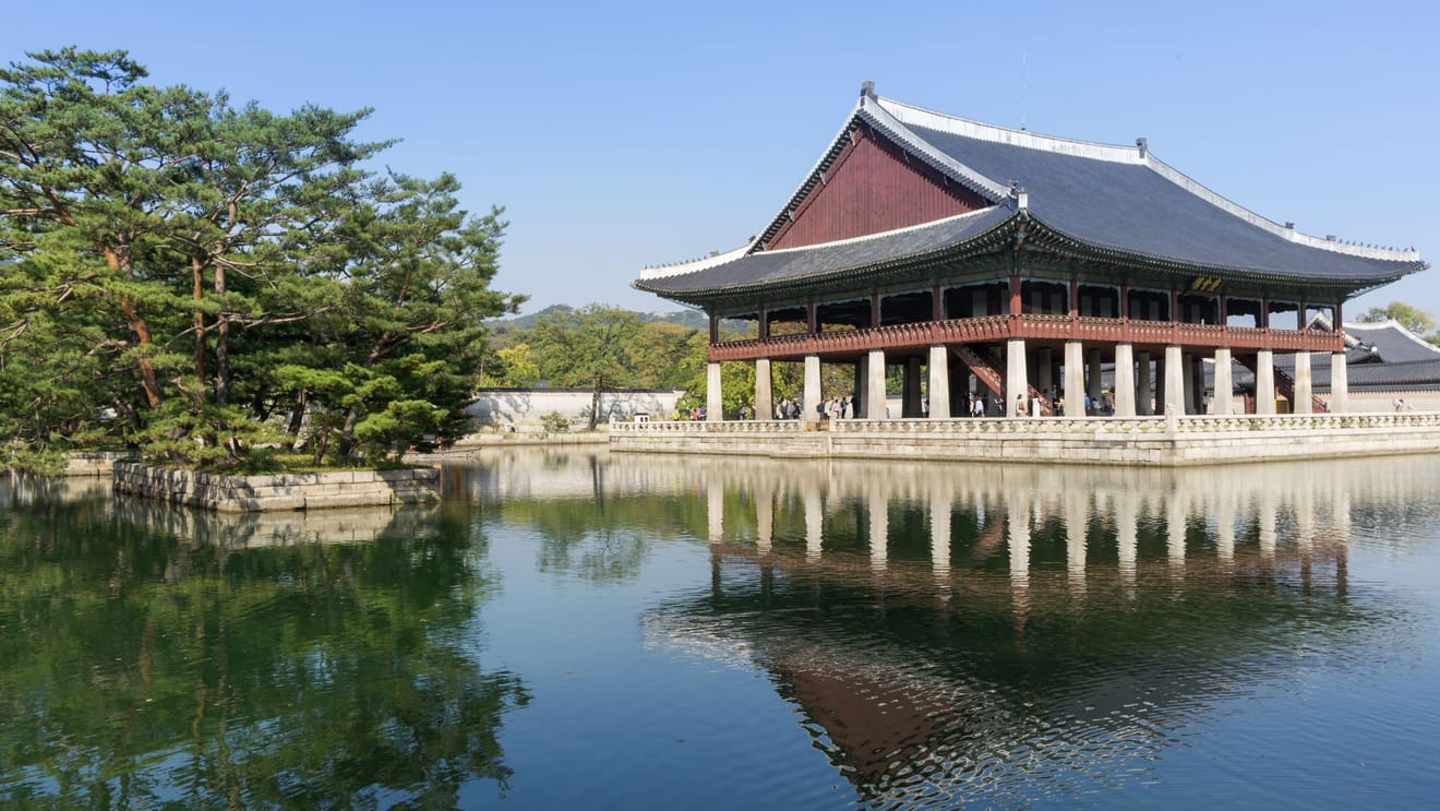 Gyeongbokgung Hanbok Rental Experience: A Must-Do in Seoul