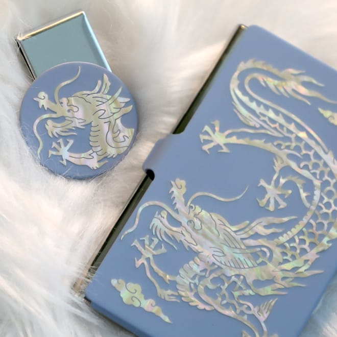 Foto de la tarjeta de visita de nácar con diseño de dragón azul