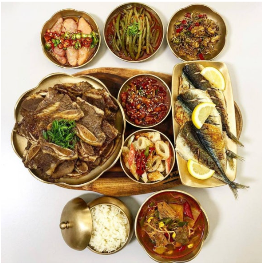 Panduan Lengkap Budaya Restoran Korea: Tips Pesan & Pembayaran + Mahir Adab Makan!