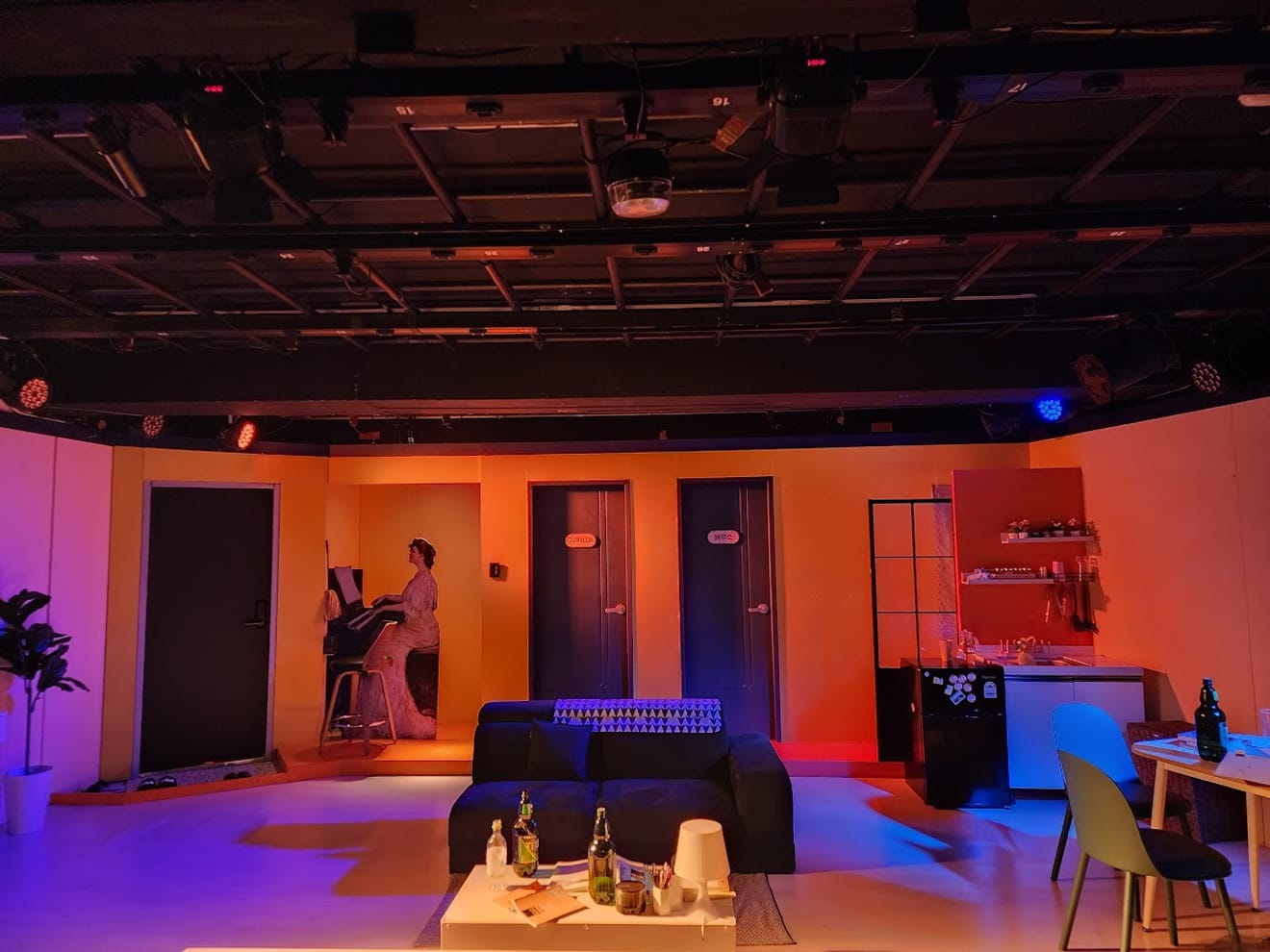 [Play Review] 'Falling in Love: D100', a Romantic Comedy in Daehakro Perfect for Couples' Dates
