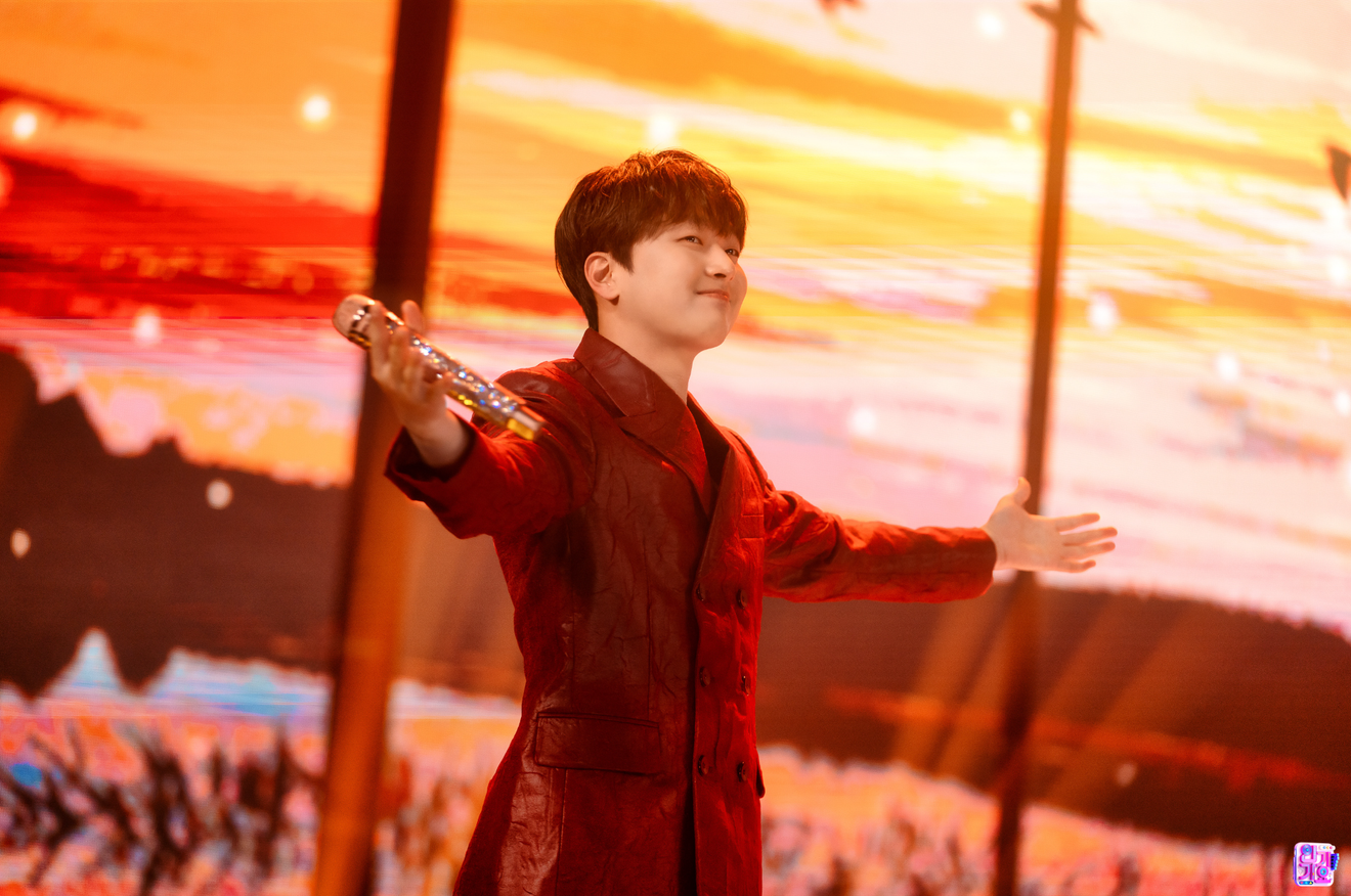 Cantante Lee Chan-won in azione: apparizione a SBS Inkigayo