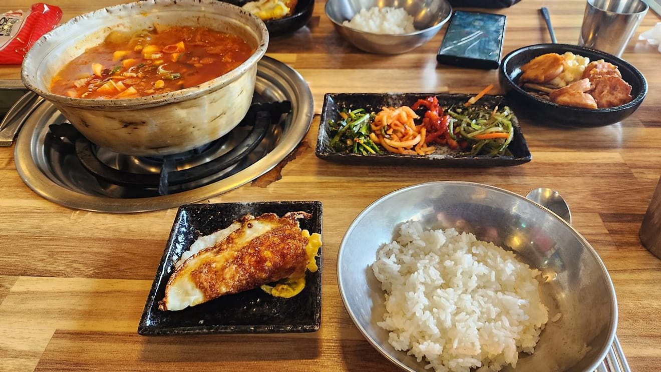 제주 돼지 김치찌개 맛집 그때그집 시청점