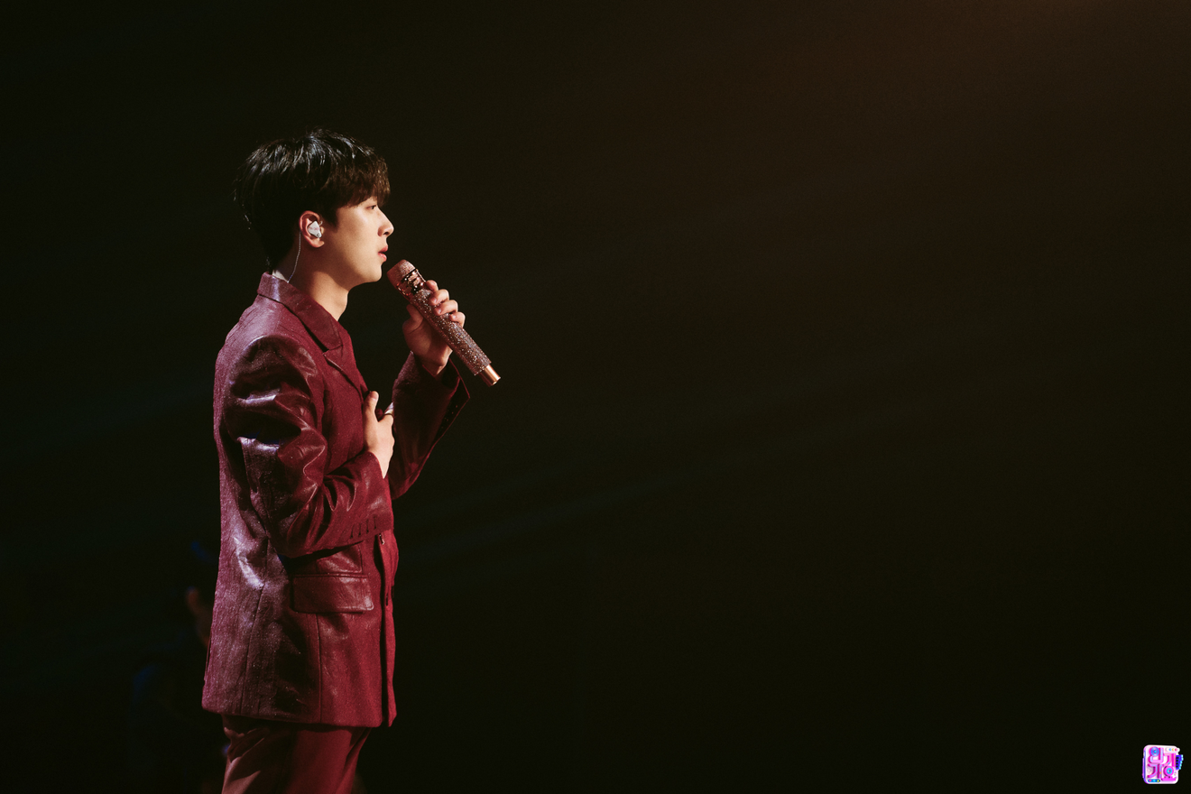 Cantante Lee Chan-won in azione: apparizione a SBS Inkigayo